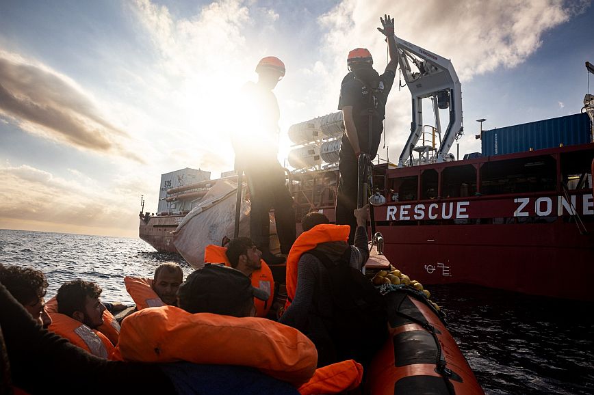 Το πλοίο-ασθενοφόρο Ocean Viking διέσωσε 128 μετανάστες στη Μεσόγειο