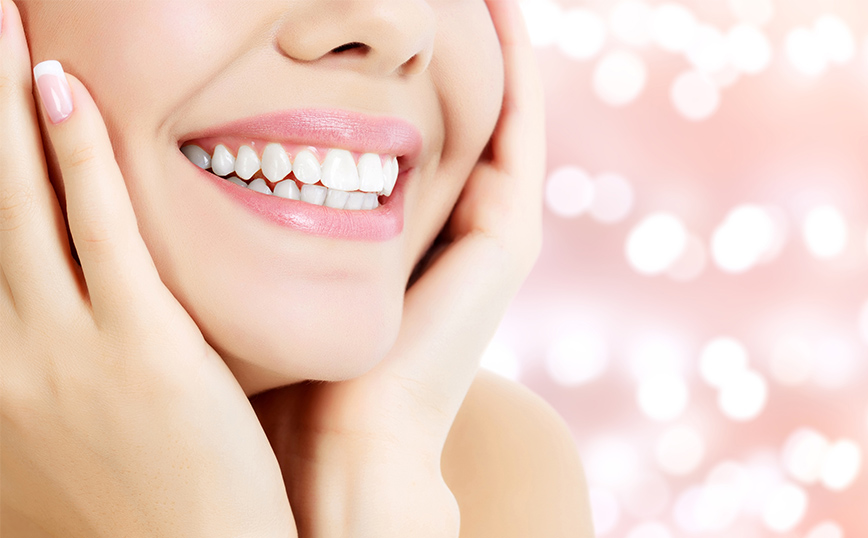 «Φυσικοί» τρόποι λεύκανσης δοντιών: Πόσο αποτελεσματικοί είναι;