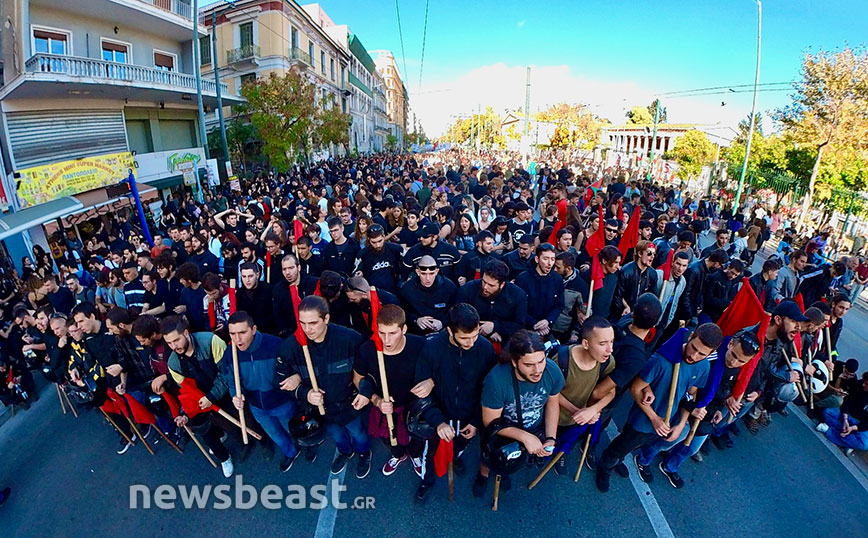 Έκλεισαν οι πύλες του Πολυτεχνείου – Σε λίγη ώρα η πορεία προς την αμερικανική πρεσβεία