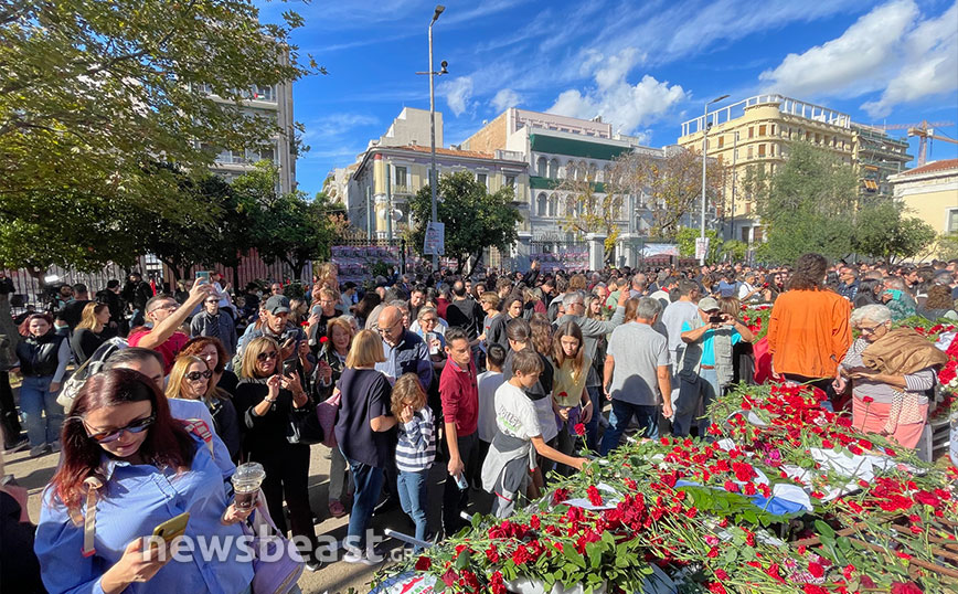 Πλήθος κόσμου τιμά την 50ή επέτειο εξέγερσης του Πολυτεχνείου – Ανάμεσά τους και πολλά μικρά παιδιά