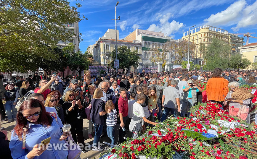 Πλήθος κόσμου τιμά την 50ή επέτειο εξέγερσης του Πολυτεχνείου &#8211; Ανάμεσά τους και πολλά μικρά παιδιά