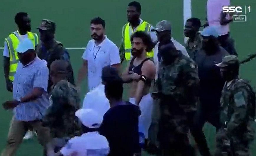 Απίστευτες σκηνές: Οπαδοί της Σιέρα Λεόνε εισέβαλαν στο γήπεδο και επιτέθηκαν στον Μοχάμεντ Σαλάχ