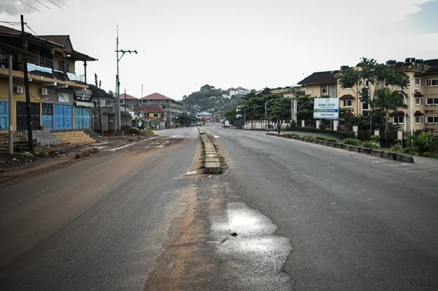 Απαγόρευση κυκλοφορίας κηρύχθηκε στη Σιέρα Λεόνε, μετά την επίθεση ενόπλων εναντίον στρατοπέδων