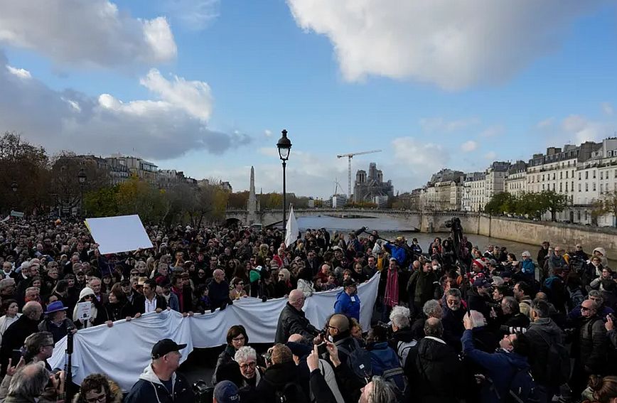 Γαλλία: Σιωπηρή πορεία καλλιτεχνών στο Παρίσι για την ειρήνη στη Μέση Ανατολή