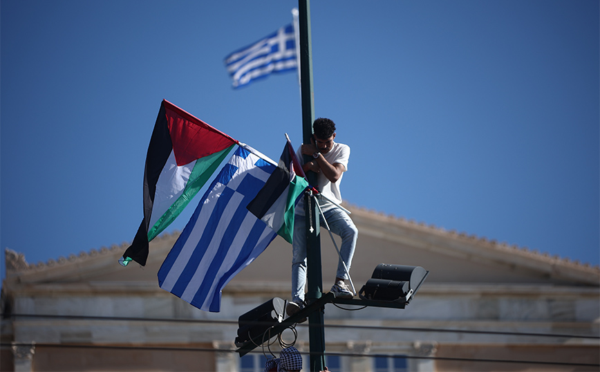 Συνελήφθη 22χρονος που ύψωσε την παλαιστινιακή σημαία στο Σύνταγμα – Οι αντιδράσεις που προκάλεσε