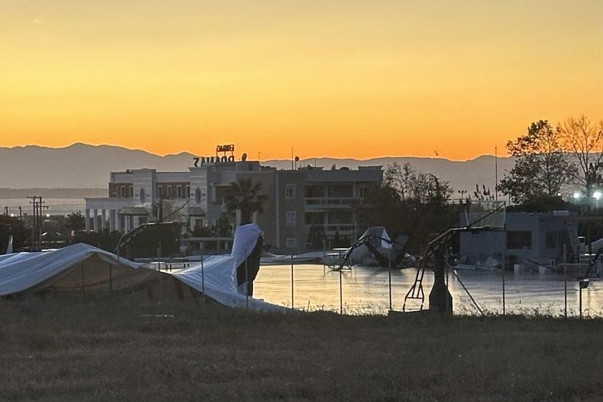 Θεσσαλονίκη: Ξηλώθηκε από τους ισχυρούς ανέμους ο θόλος αθλητικού χώρου &#8211; Πολλά παιδιά είχαν αποχωρήσει λίγα λεπτά πριν