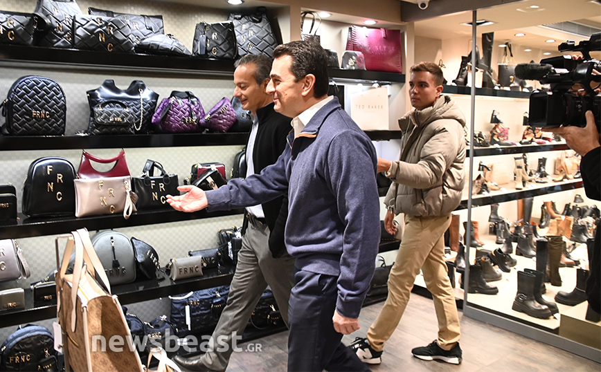 Αυτοψία Σκρέκα στην Ερμού για την Black Friday – «Ελέγχουμε και τσεκάρουμε αν είναι σωστές οι εκπτώσεις»