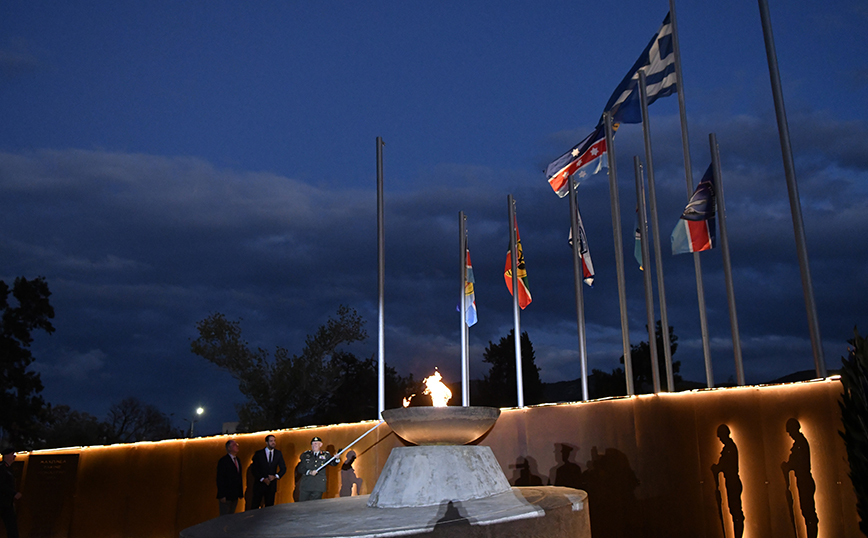 Άναψε η φλόγα του Μνημείου των Αθανάτων του Έθνους στο στρατόπεδο Παπάγου &#8211; Παρών ο Α/ΓΕΕΘΑ Κωνσταντίνος Φλώρος