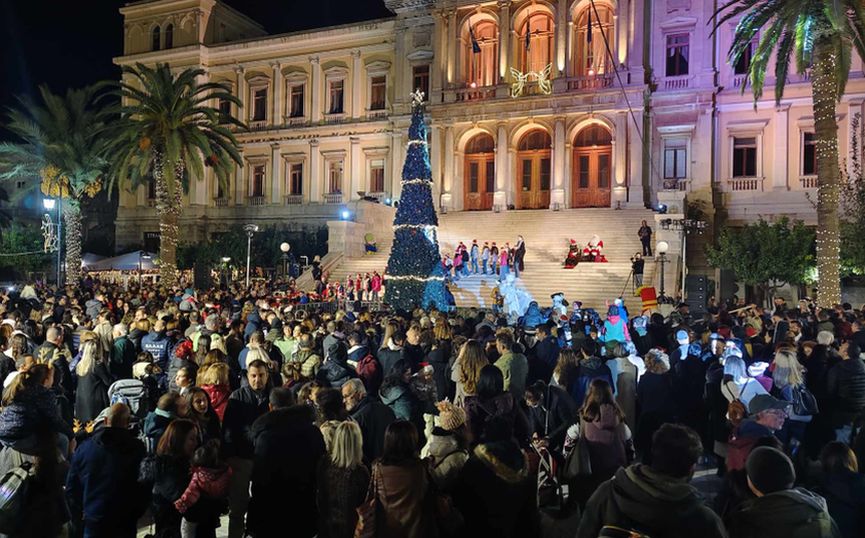 «Πλημμύρισε» με χριστουγεννιάτικο φως η Σύρος &#8211; Φωταγωγήθηκε το χριστουγεννιάτικο δέντρο