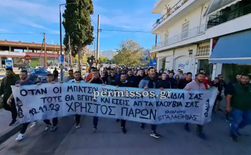 Ένταση σε Θήβα και Αλίαρτο για το θάνατο του 17χρονου Ρομά – Συλλαλητήριο κατά της αστυνομικής βίας