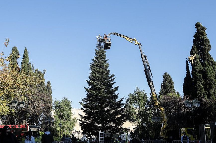 Δευτέρα νωρίς το πρωί στήνεται το χριστουγεννιάτικο δέντρο στο Σύνταγμα