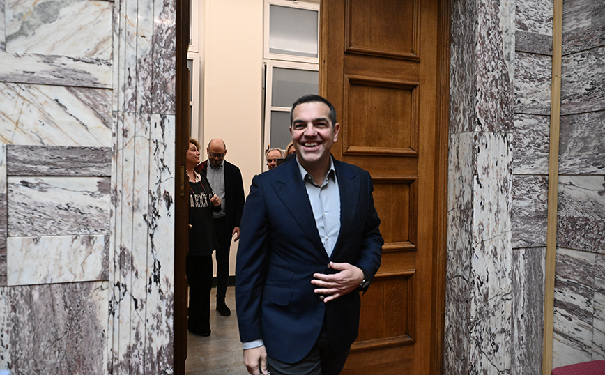 Ο Τσίπρας έφερε χαμόγελα στον ΣΥΡΙΖΑ μετά από καιρό: Με χειροκροτήματα έγινε δεκτός στην ΚΟ