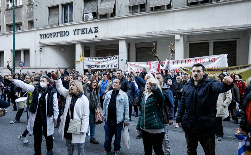 Αποζημίωση 8,8 εκατομμυρίων διεκδικούν υγειονομικοί από δικαστές που δεν ακύρωσαν τον υποχρωτικό εμβολιασμό τους