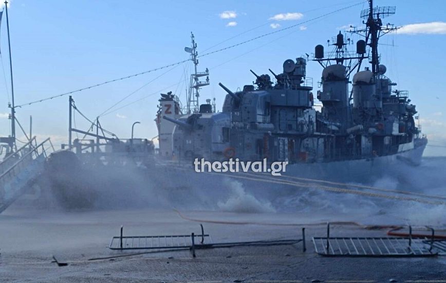 Τεράστια κύματα χτυπούν το αντιτορπιλικό «Βέλος» που είναι αγκυροβολημένο στο λιμάνι της Θεσσαλονίκης