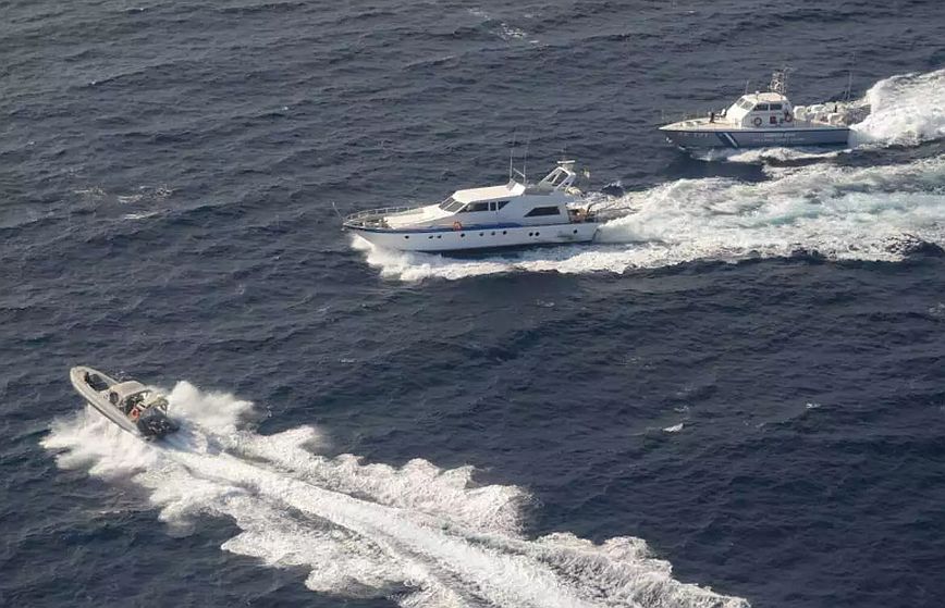Τρεις συλλήψεις διακινητών στη Βραυρώνα – Αποβίβασαν 41 μετανάστες στην παραλία Χαμολιά