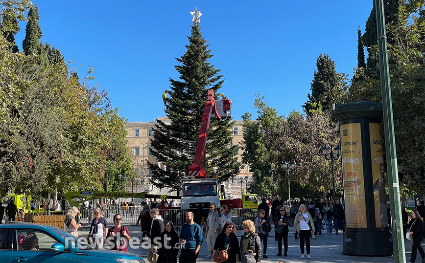 Στα γιορτινά το κέντρο της Αθήνας – Δείτε φωτογραφίες από το χριστουγεννιάτικο δέντρο στο Σύνταγμα