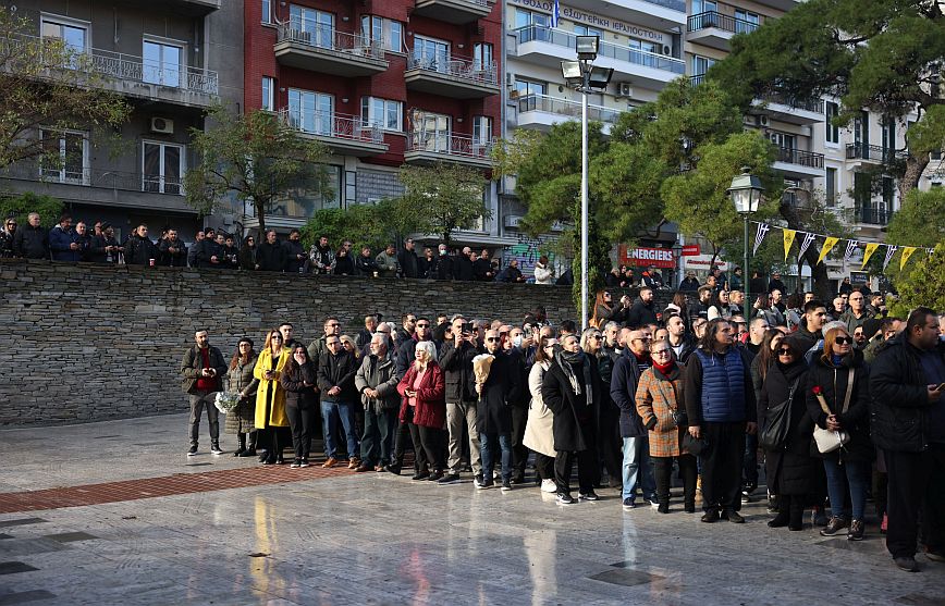 Λαοθάλασσα για τον Βασίλη Καρρά στη Θεσσαλονίκη – Μέχρι το βράδυ η σορός του σε λαϊκό προσκύνημα
