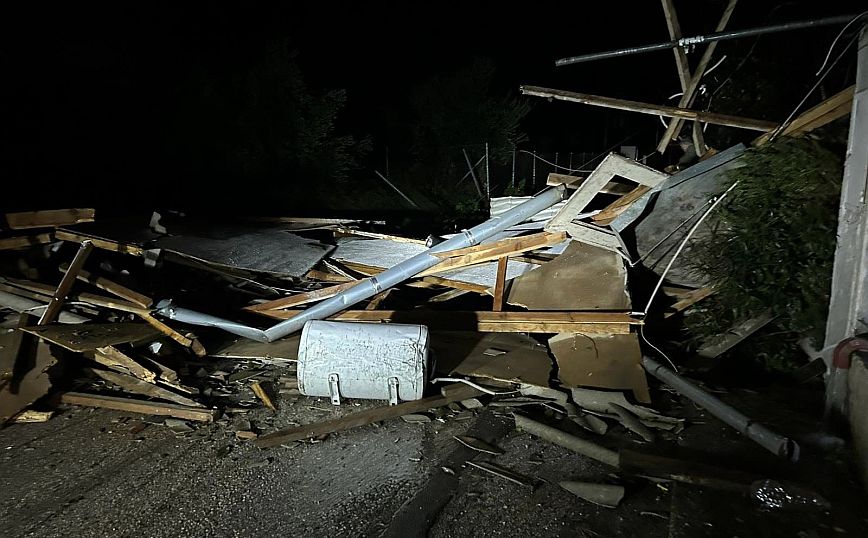 Ανεμοστρόβιλος σήκωσε τη στέγη και διέλυσε σπίτι στη Βάρη