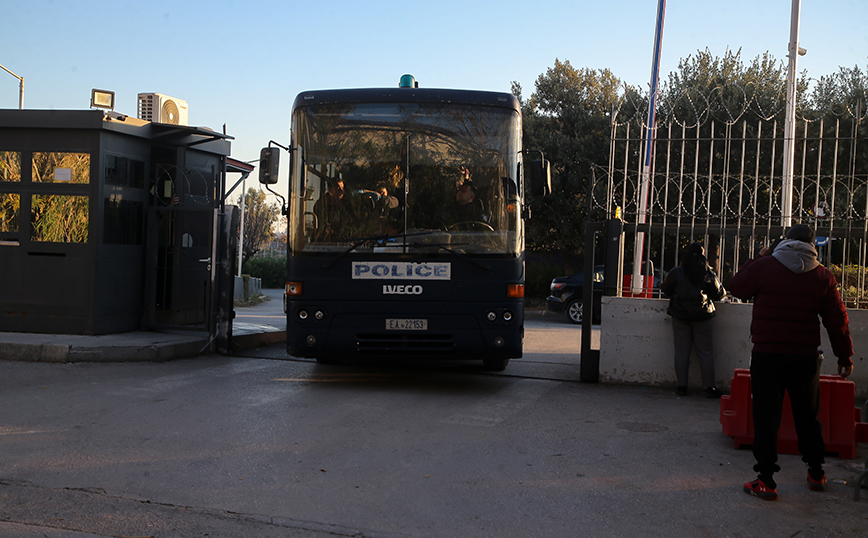 Σε 150 άτομα σφίγγει ο κλοιός για τον σοβαρό τραυματισμό του αστυνομικού στου Ρέντη