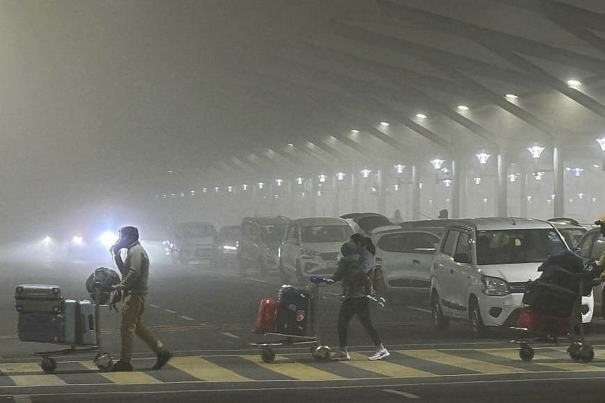 Προβλήματα σε πτήσεις και δρομολόγια τρένων στο Νέο Δελχί λόγω πυκνής ομίχλης