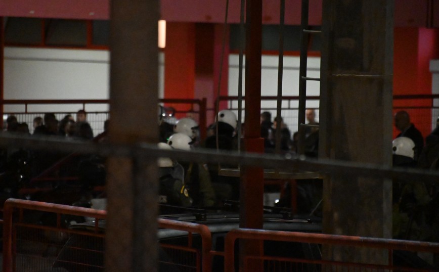 Εκατοντάδες προσαγωγές έξω από το κλειστό του Ρέντη μετά τον τραυματισμό του αστυνομικού – Τους πηγαίνουν στη ΓΑΔΑ