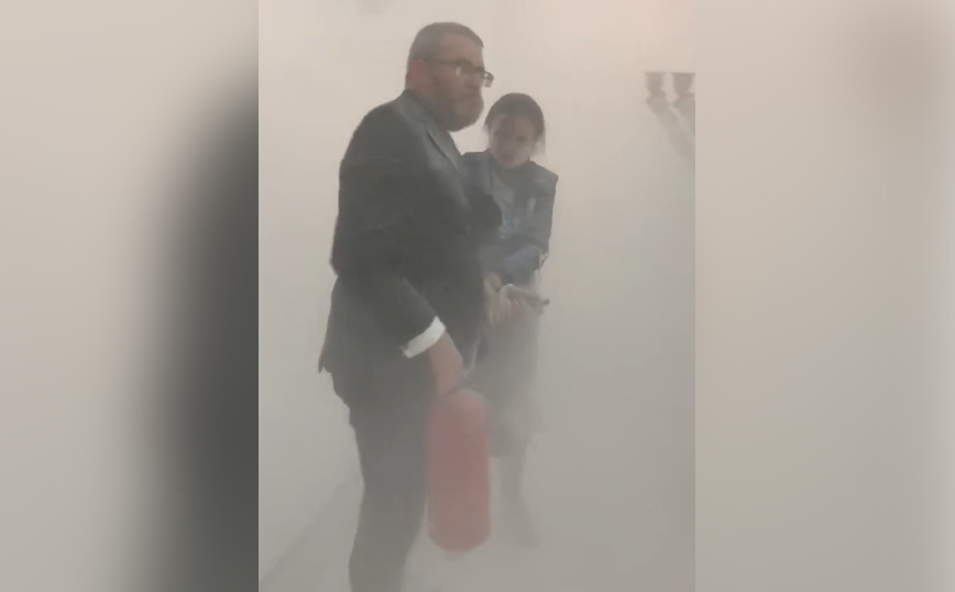 Ακροδεξιός πολωνός βουλευτής έσβησε με πυροσβεστήρα τα κεριά για την εβραϊκή Χάνουκα – Θα ενημερωθούν οι εισαγγελικές αρχές