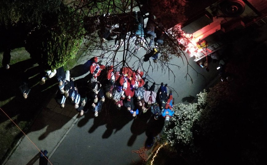 «Ιπτάμενοι» πυροσβέστες στο ΠΑΓΝΗ και στο Βενιζέλειο, μοίρασαν δώρα και χαμόγελα σε ασθενείς