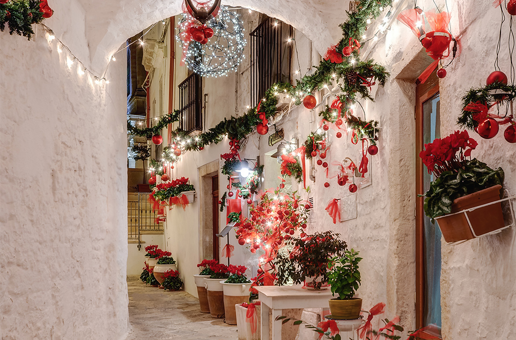 Locorotondo: Το χωριό στην Ιταλία που έχει αναγάγει τον χριστουγεννιάτικο στολισμό σε τέχνη