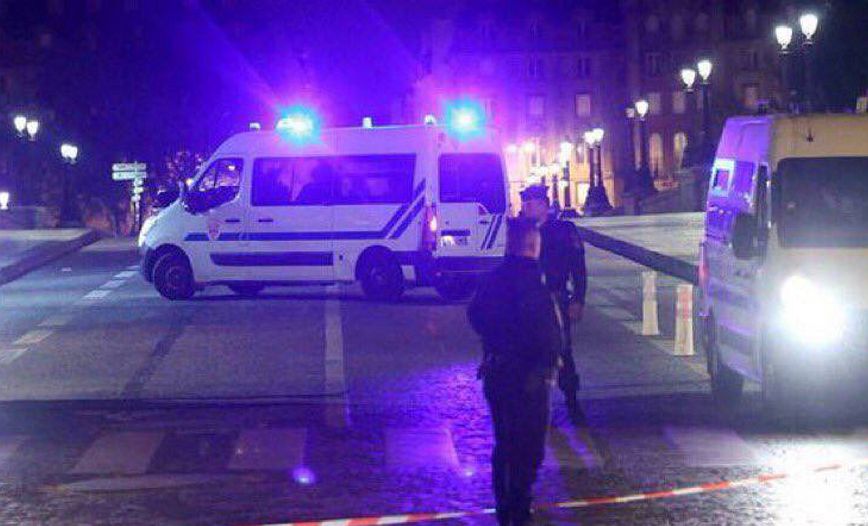 Ένας νεκρός και δύο τραυματίες από επίθεση ενόπλου με μαχαίρι στο Παρίσι &#8211; Ο δράστης φώναζε «ο Θεός είναι μεγάλος»