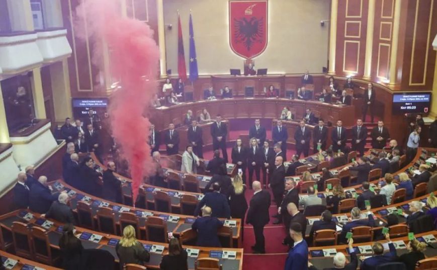 Σκηνές ροκ στο Αλβανικό κοινοβούλιο – Βουλευτές της αντιπολίτευσης άναψαν καπνογόνα
