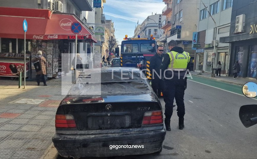 Άνδρας πάρκαρε παράνομα, έβγαλε τις πινακίδες του και πήγε για τσίπουρα στον Βόλο