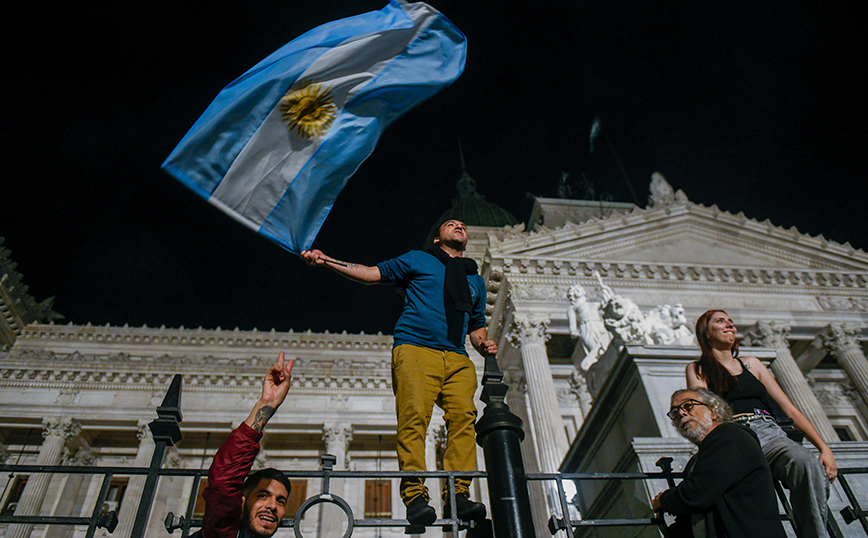 Μαζικές διαδηλώσεις στην Αργεντινή για το πρόγραμμα λιτότητας – Απτόητος ο Μιλέι προχωράει τη «θεραπεία σοκ»