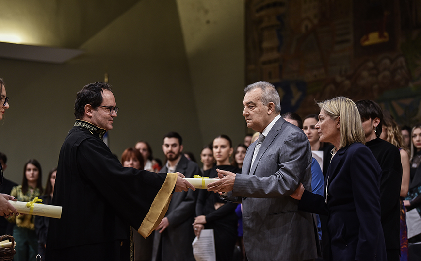 Σε κλίμα συγκίνησης το ΑΠΘ απένειμε στις οικογένειες φοιτητριών που έχασαν τη ζωή τους στα Τέμπη το πτυχίο τους