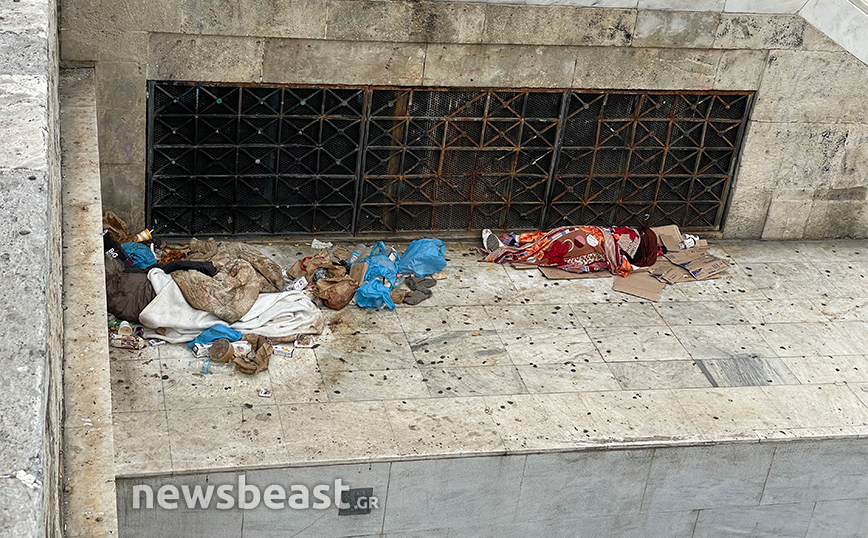 Η αποκαρδιωτική εικόνα των αστέγων στην πλατεία Συντάγματος – Τα «χάρτινα σπιτικά» πάνω σε κρύα μάρμαρα