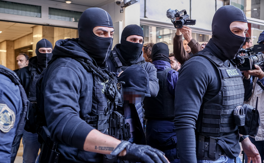 Τα στοιχεία της αστυνομίας για τον καθοδηγητή των οπαδών στου Ρέντη – «Αυτός μου έδειξε να χρησιμοποιώ την φωτοβολίδα»