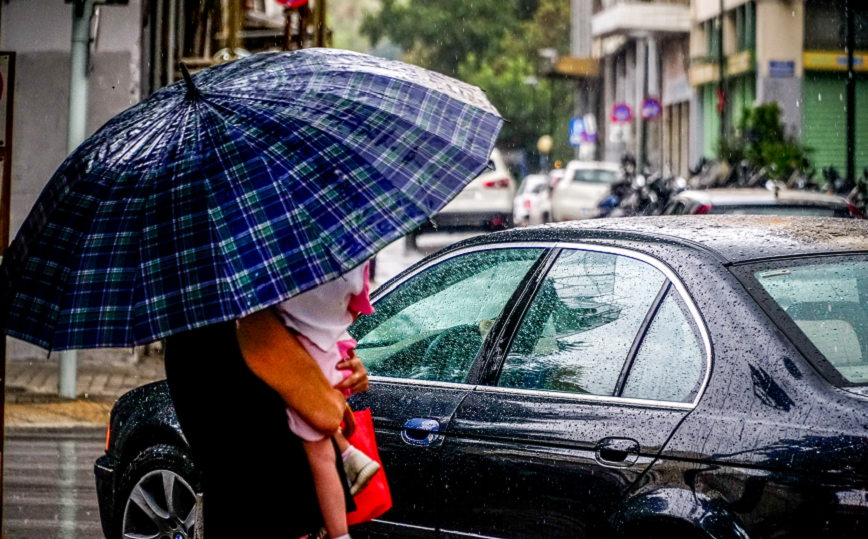 Έρχονται βροχές και καταιγίδες τις επόμενες ώρες – Οι περιοχές που θα «χτυπήσουν» τα φαινόμενα