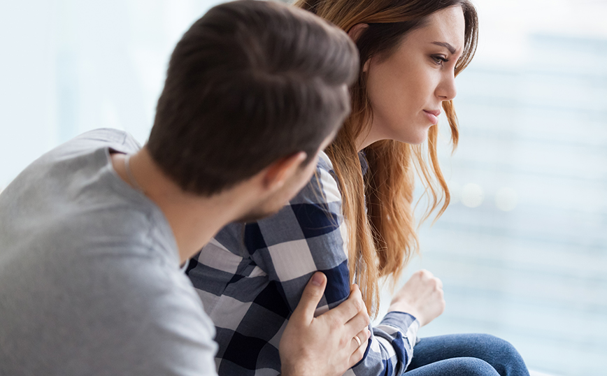 Άντρας παρηγορεί τη γυναίκα του Άντρας παρηγορεί τη γυναίκα του