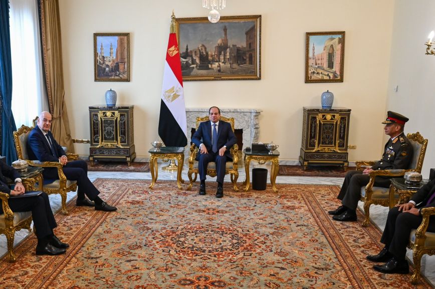 Συνάντηση με τον πρόεδρο της Αιγύπτου Αλ Σίσι είχε ο Νίκος Δένδιας &#8211; Τον συνεχάρη για την επανεκλογή του