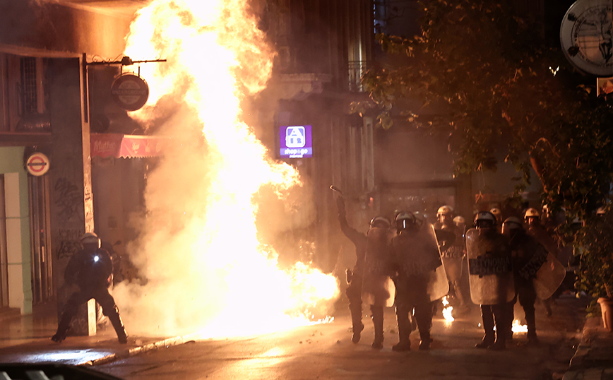 Πάνω από 20 προσαγωγές στα Εξάρχεια μετά το τέλος της πορείας για τον Αλέξανδρο Γρηγορόπουλο