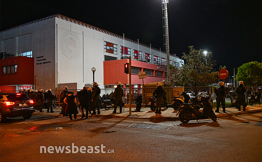 Στο χειρουργείο ξανά ο 31χρονος αστυνομικός που τραυματίστηκε σοβαρά από ναυτική φωτοβολίδα χούλιγκαν στου Ρέντη