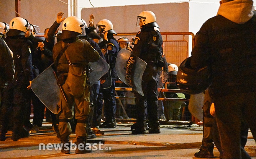 Διασωληνωμένος ο αστυνομικός που τραυματίστηκε από ναυτική φωτοβολίδα – Υπέστη καρδιακή ανακοπή για 10 λεπτά