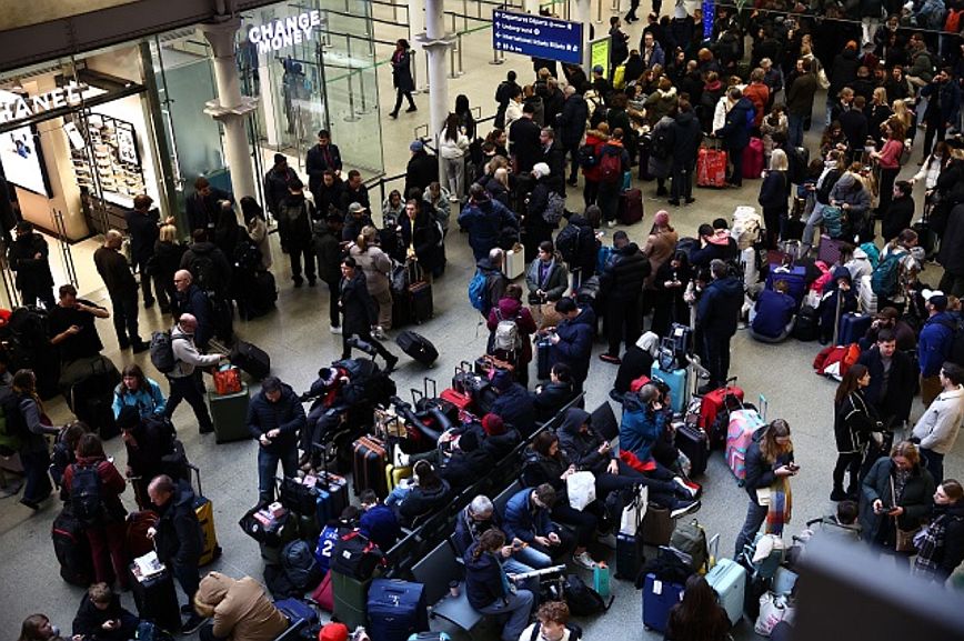 Βρετανία: Η Eurostar ακύρωσε όλα τα δρομολόγια από και προς το Λονδίνο λόγω πλημμύρας – Σε απόγνωση οι επιβάτες
