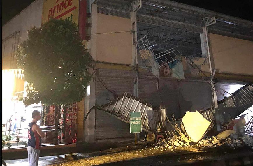 Εικόνες καταστροφής από τον ισχυρό σεισμό 7,5 Ρίχτερ στις Φιλιππίνες &#8211; Προειδοποίηση για τσουνάμι