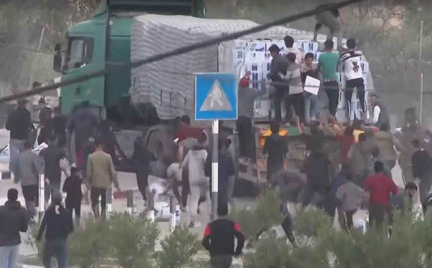 Σκηνές χάους στη Γάζα – Πεινασμένοι άνθρωποι τρέχουν πίσω από φορτηγά που μεταφέρουν βοήθεια
