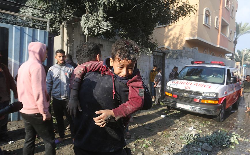 Συνεχίζεται το σφυροκόπημα στη Γάζα &#8211; Βομβαρδίζονται περιοχές γύρω από τα δύο μεγαλύτερα νοσοκομεία της Χαν Γιούνις