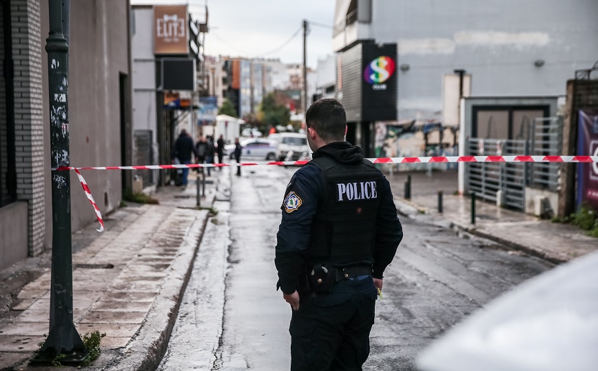 Για συνέργεια σε απόπειρα ανθρωποκτονίας με δόλο κατά συρροή κατηγορείται ο 33χρονος συνεργός του πιστολέρο