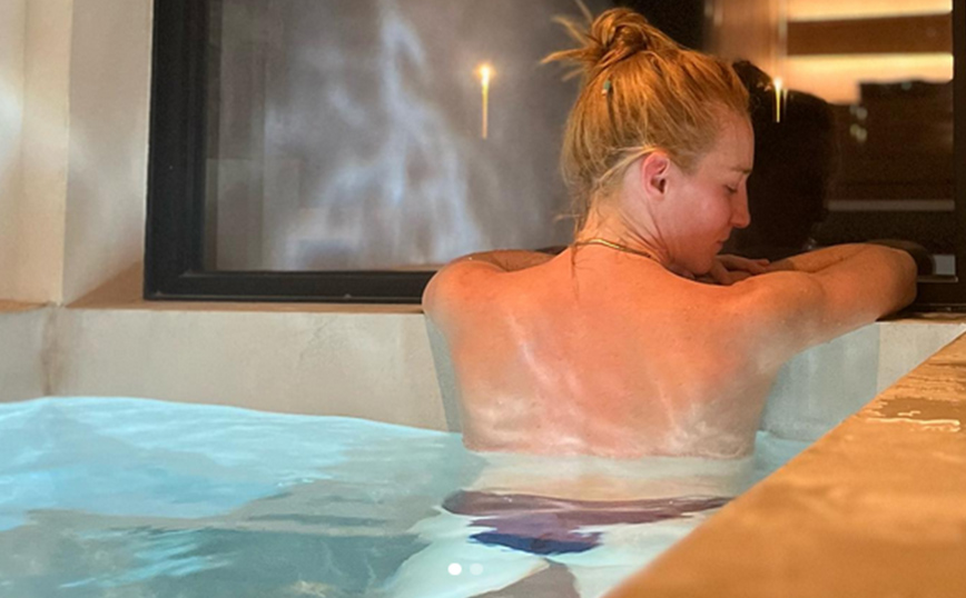 Στεφανία Γουλιώτη: Οι διακοπές της στην Αρκαδία και η topless φωτογραφία από την πισίνα