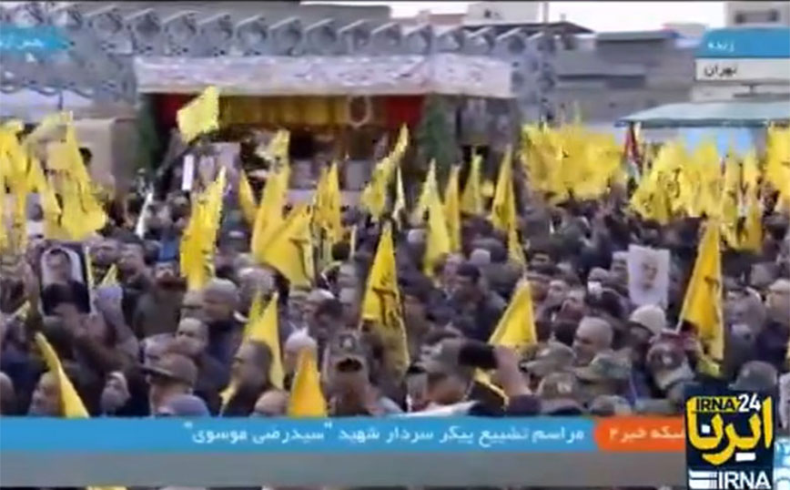 Ο ανώτατος ηγέτης του Ιράν Χαμενεΐ και χιλιάδες Ιρανοί στην κηδεία του στελέχους των Φρουρών της Επανάστασης Μουσαβί