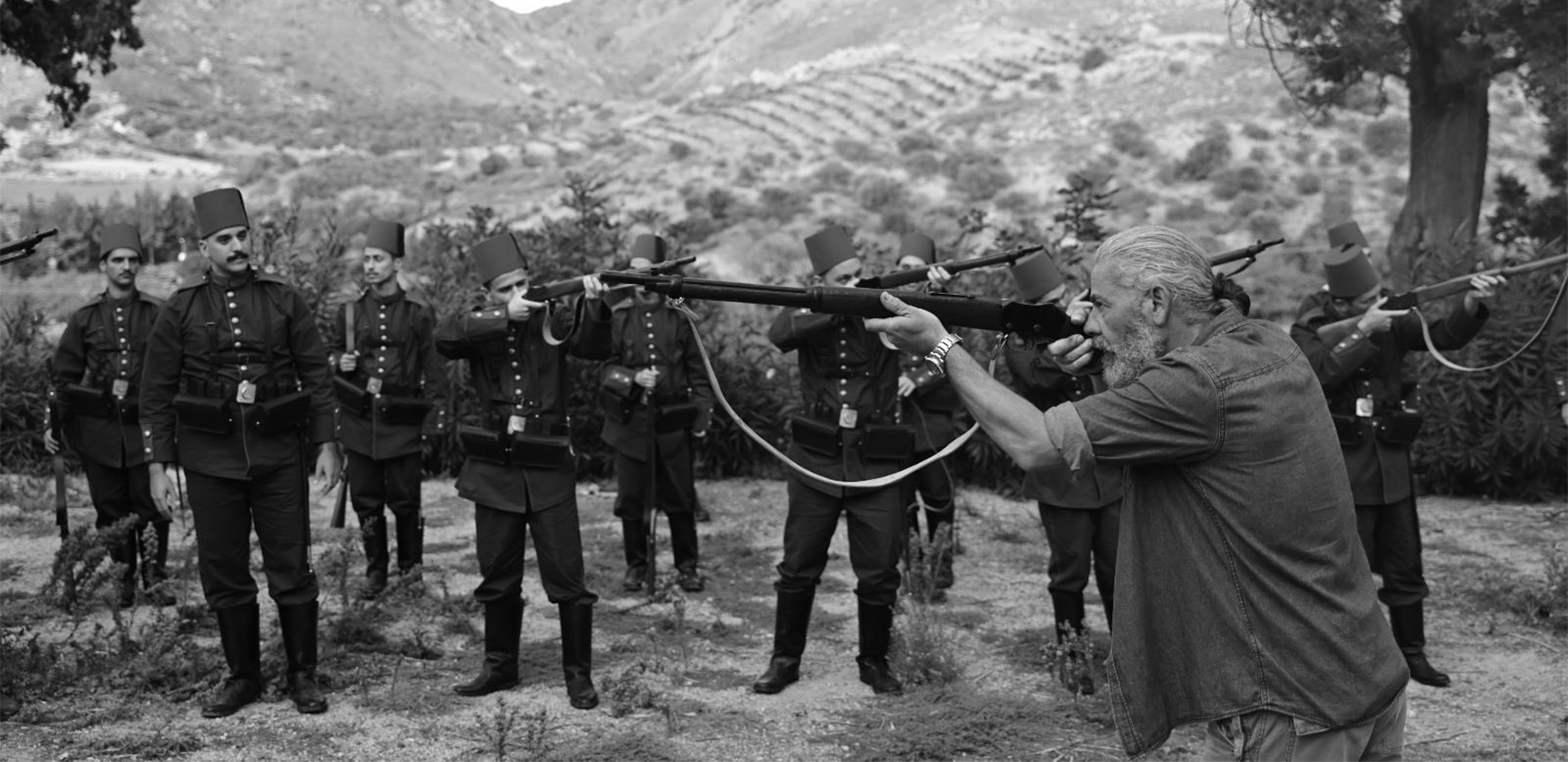 Πώς φτιάχτηκαν τα όπλα της ταινίας «Καπετάν Μιχάλης» – Ο δημιουργός τους Νίκος Βλαχόπουλος μιλάει για την κατασκευή τους