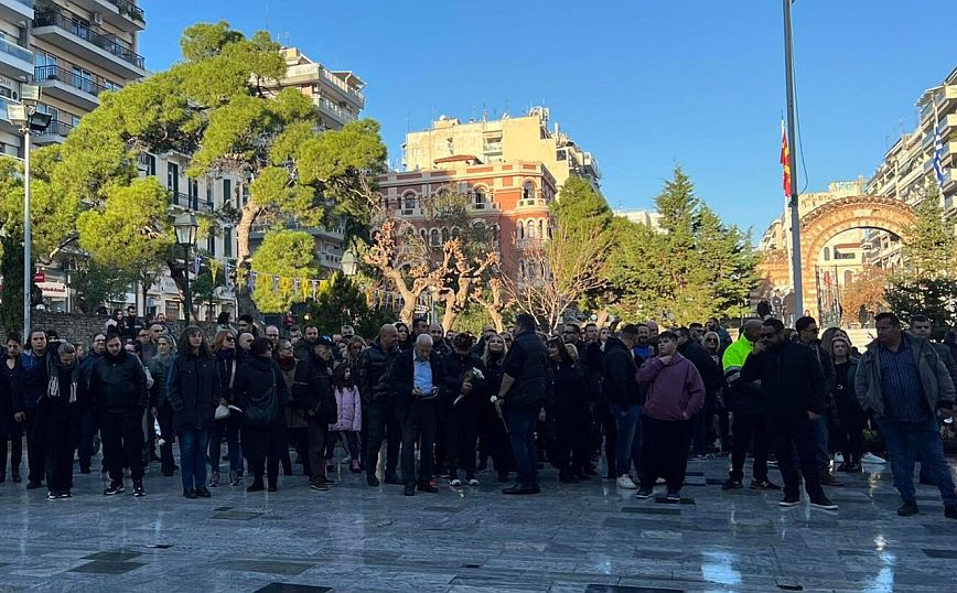 Ουρές στη Θεσσαλονίκη για το λαϊκό προσκύνημα στη σορό του Βασίλη Καρρά